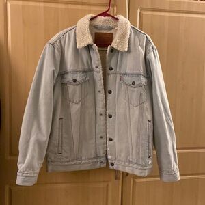 NWOT Levi’s Sherpa Lined Denim Jacket